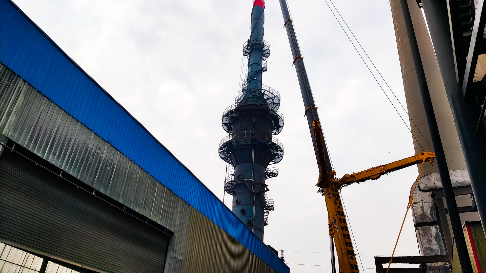 1638504110160633.jpg 煙氣除塵脫硫塔主體順利封頂-(2).jpg