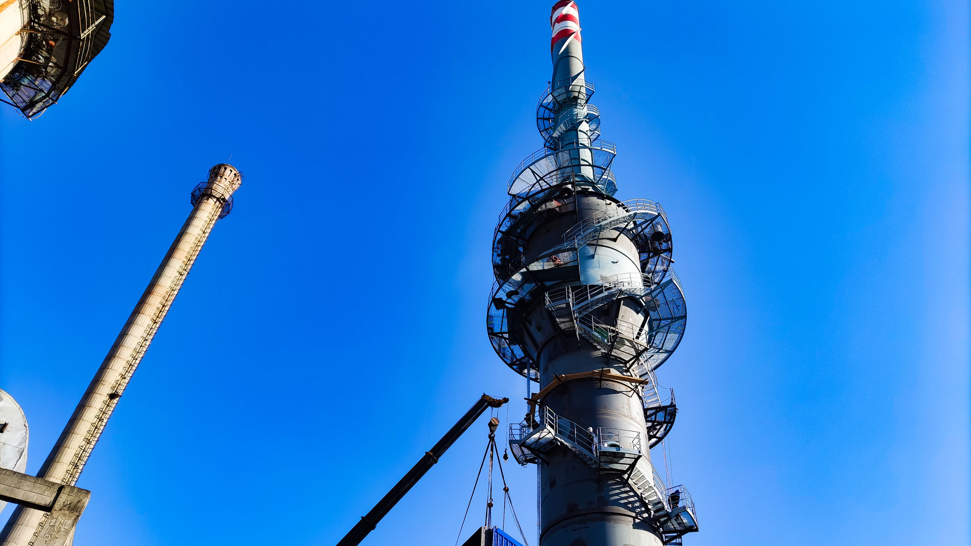 1638504123859002.jpg 煙氣除塵脫硫塔主體順利封頂-(3).jpg