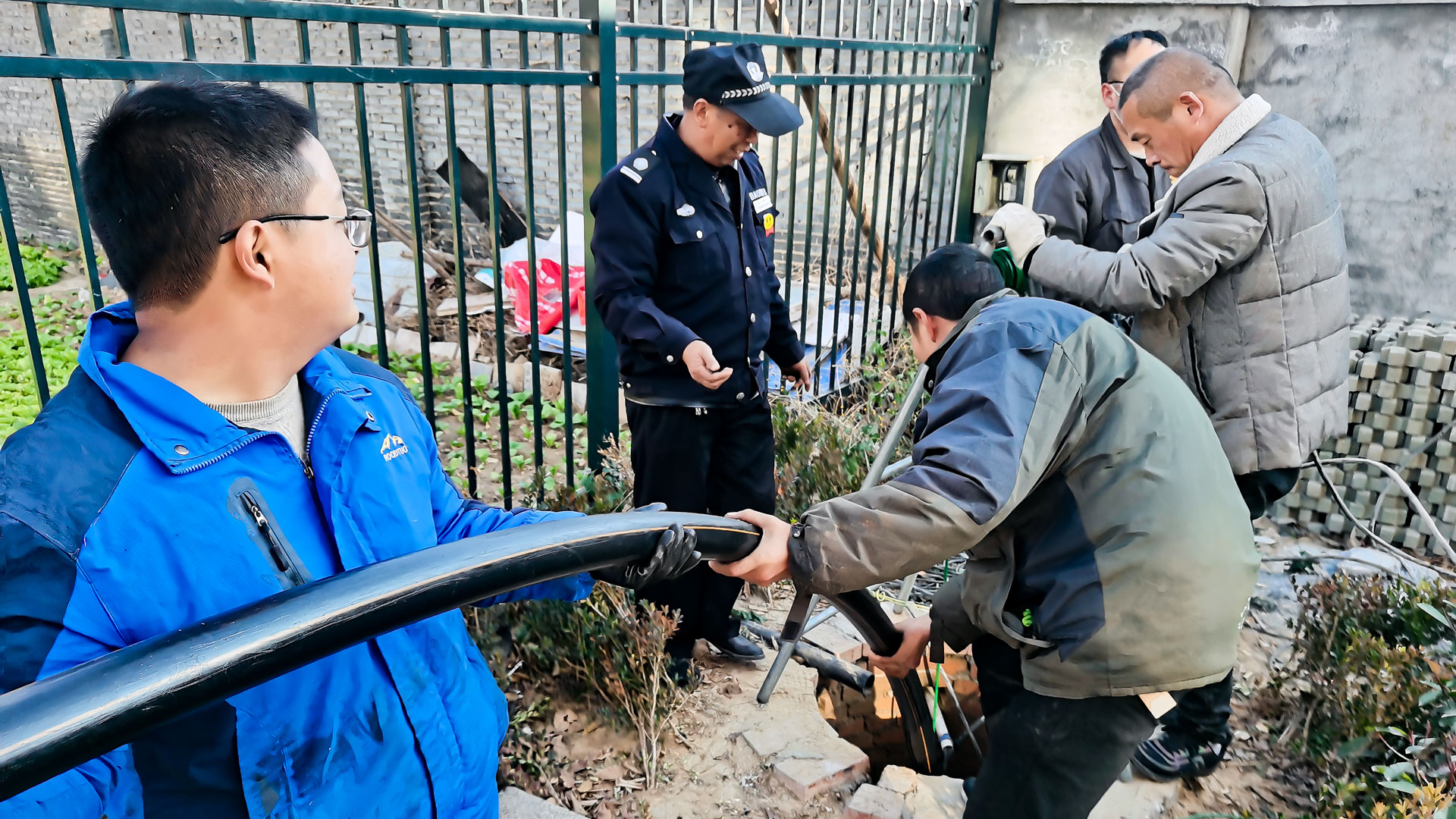 1639119463407903.jpg 齊心協(xié)力更換水泵-(1).jpg