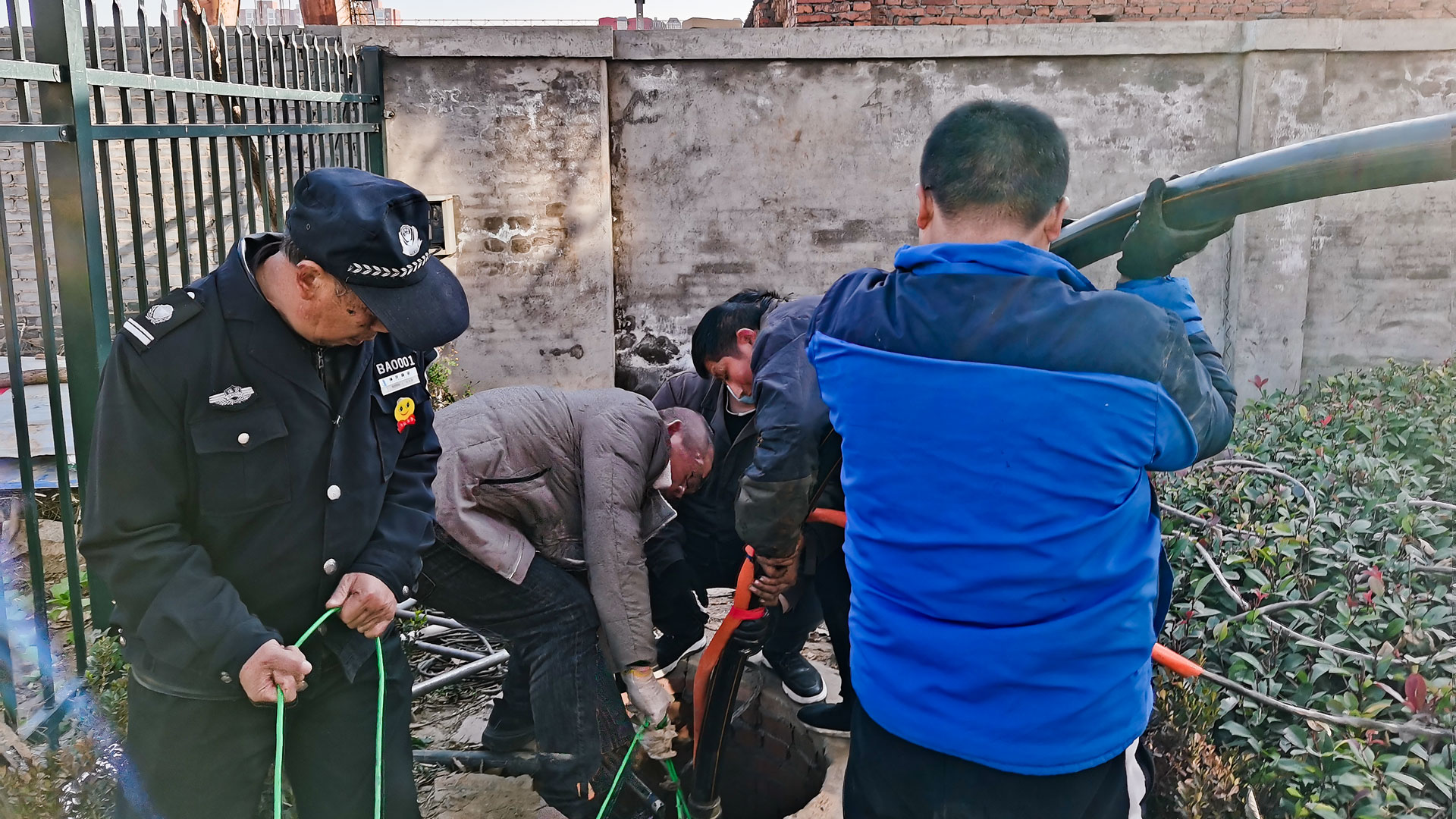 1639119476841667.jpg 齊心協(xié)力更換水泵-(2).jpg