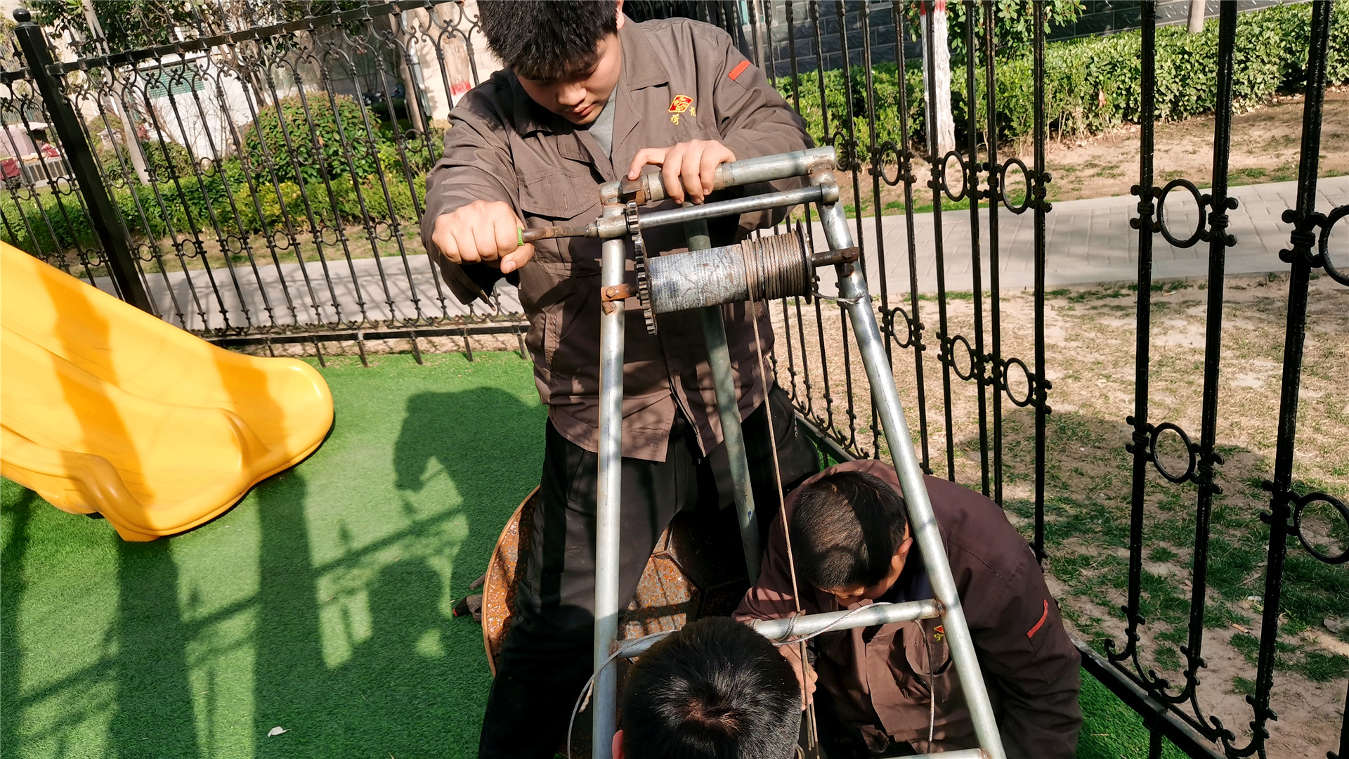 春暖花開季，物業(yè)班組檢修忙 (1)_副本.jpg